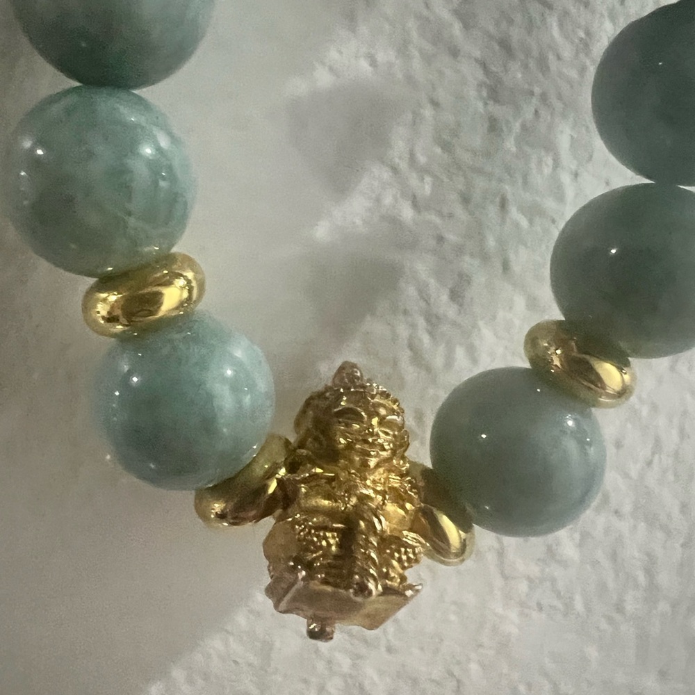 Thailand green beaded Jade Bracelet with Gold Beads - stretches - Picture 3 of 6